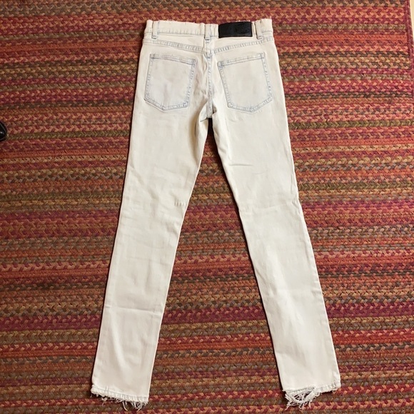 CHEAP MONDAY LIGHT WASH RIPPED KNEE SKINNY JEANS - Picture 5 of 7